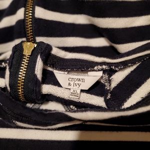 Short top zipper back.  Cap sleeve